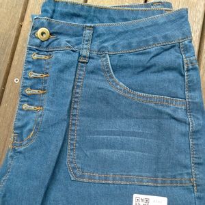 Nwt Size Large slightly stretchy flared jean's.